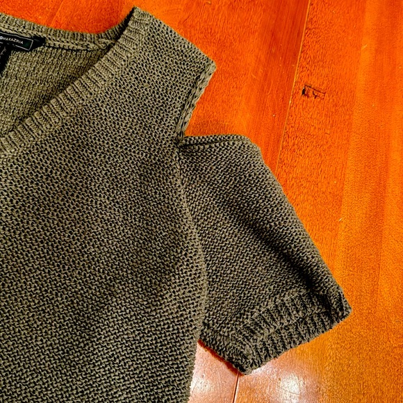 BCBG MAXAZRIA knit short sleeve sweater with fringe and open shoulders. - Picture 4 of 5